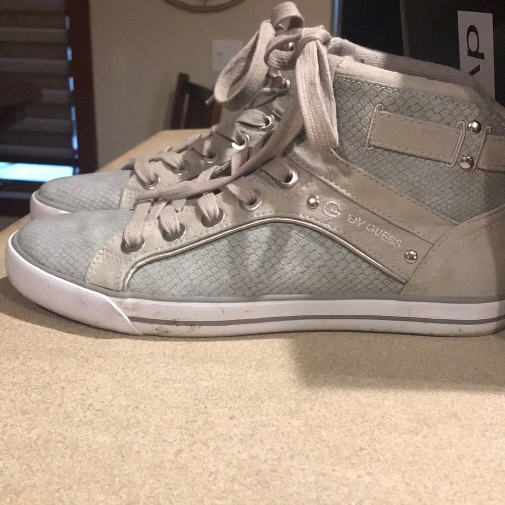 Suede sport shoe